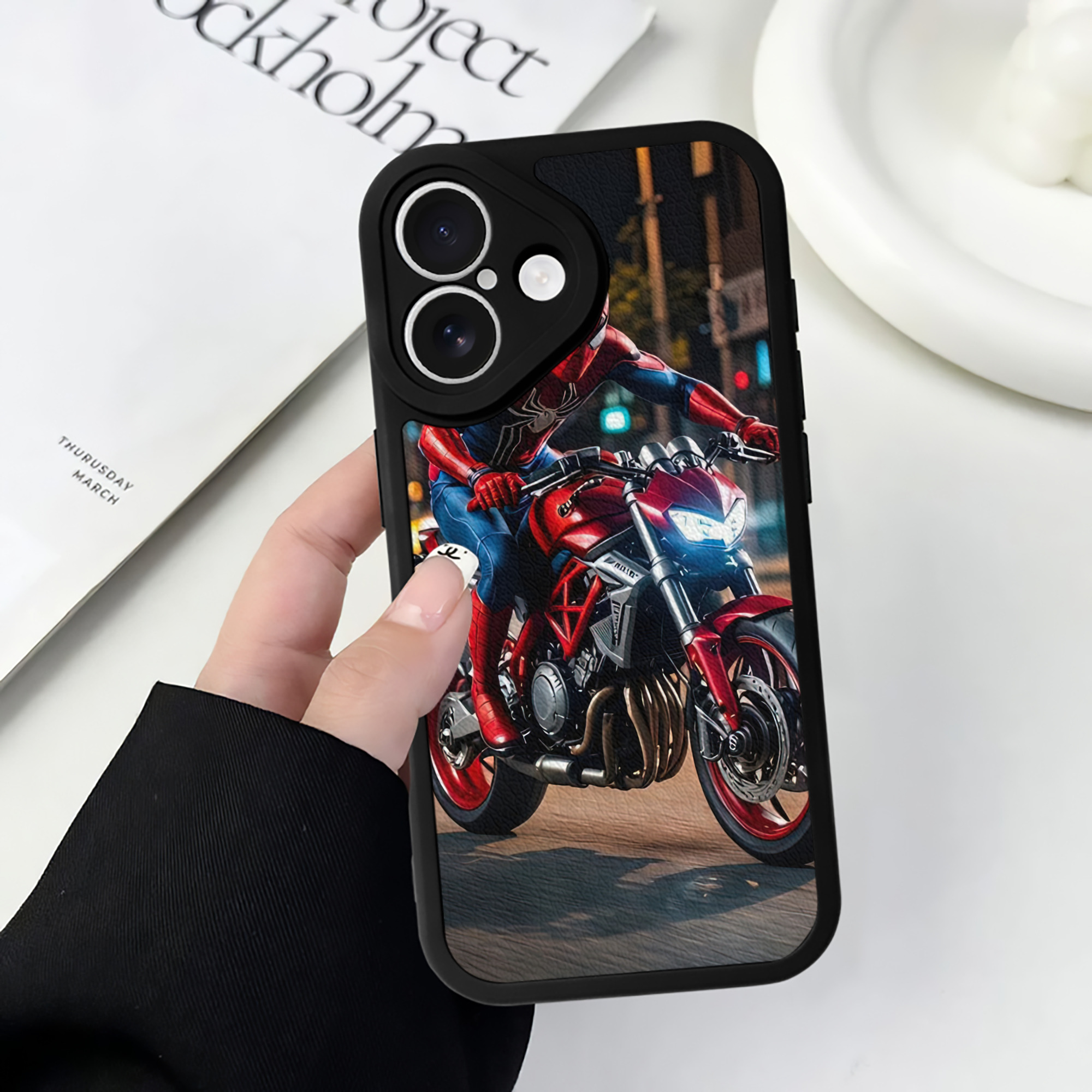 Spider Man スパイダーマン 【iPhone 16シリーズ対応】シリコンスマホケース（レザー調） 材質：シリコン